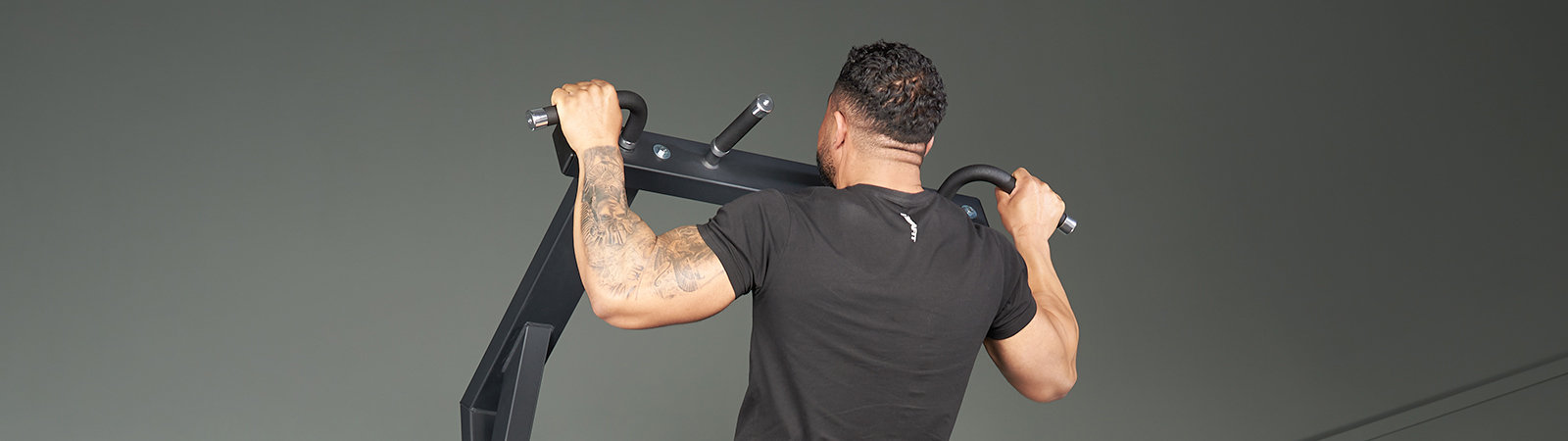 Heb jij de assisted pull-up machine al in onze gym zien staan? 👀 Dit is de perfecte machine om naar je eerste pull-up toe te werken! Trainer Jens legt in deze video