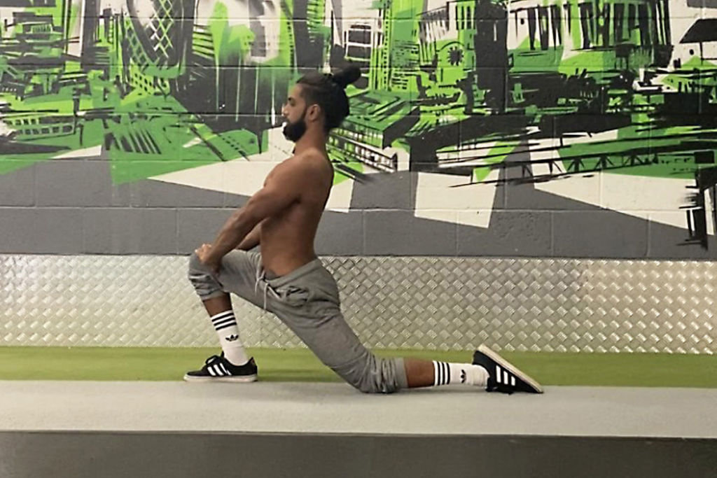 Calisthenics expert Riki Warren performing a lunging hip flexor
